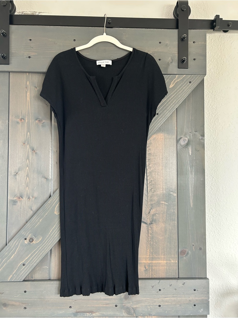 Amour Vert Black Ribbed V-Neck Midi Dress